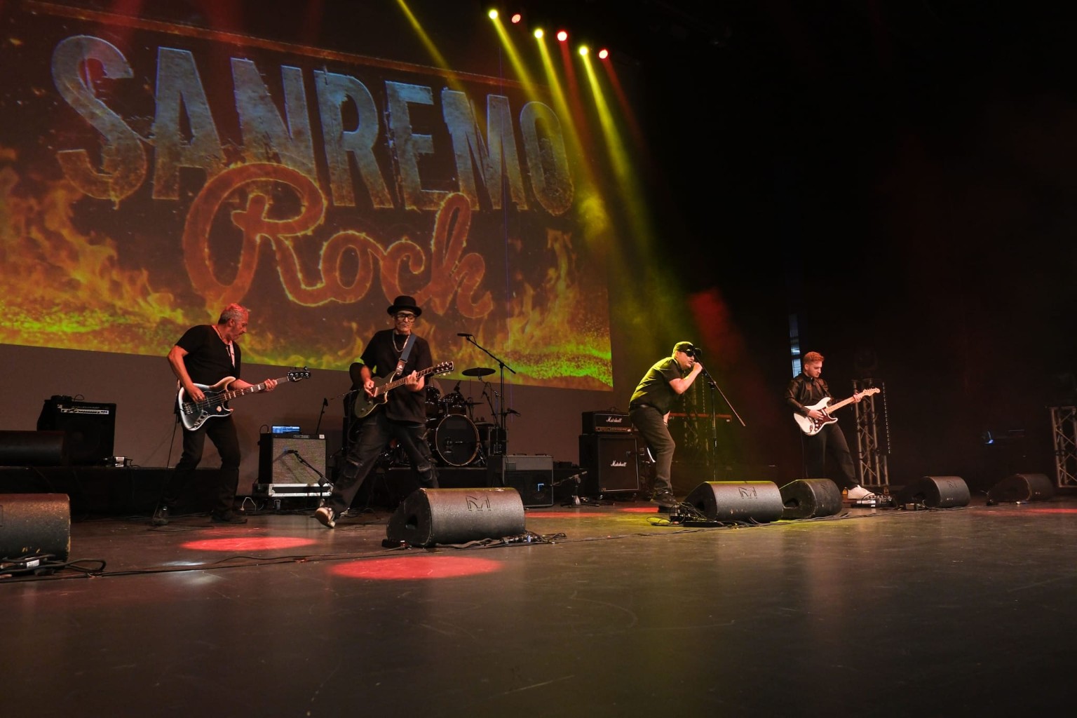 Fiori del Male in concerto sul palco del Teatro Ariston durante Sanremo Rock 2026: band e scenografia completa